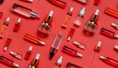 Doğal serumlar ve yüz yağları. Cam bir şişede pipetli kozmetik hidratasyon serumu. Soyut arkaplan üzerinde Hyaluronic asit üst yatay telif uzayı.