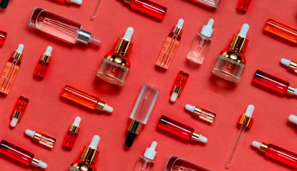 Doğal serumlar ve yüz yağları. Cam bir şişede pipetli kozmetik hidratasyon serumu. Soyut arkaplan üzerinde Hyaluronic asit üst yatay telif uzayı.