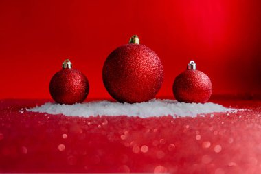 Kırmızı arka planda kardaki toplar. Yakın plan. Üst Yatay Görünüm Kopyalama Alanı 2021 Yılbaşı ve Yeni Yıl Konsepti.