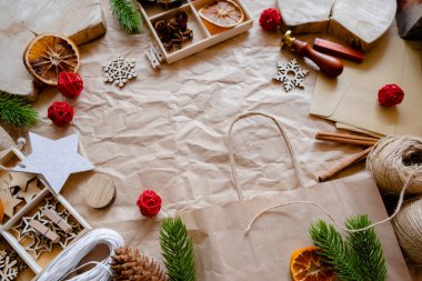 Ev yapımı Noel hediyeleri kavramı. Aletler ve dekorasyonlarla. Zanaat kağıdı ve tahta oyuncaklarla çevre dostu dekorasyonlar. Üst yatay görünüm 