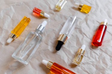 Doğal Serumlar. Cam bir şişede pipetli kozmetik hidratasyon serumu. Soyut arkaplan üzerinde Hyaluronic asit üst yatay telif uzayı