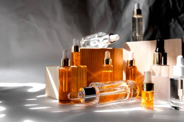 Moda olan abstrak arka planda doğal hiyalüronik serum. Doğal malzemeler ve cilt bakımı konsepti. Haed ışığı ve gölgeler.