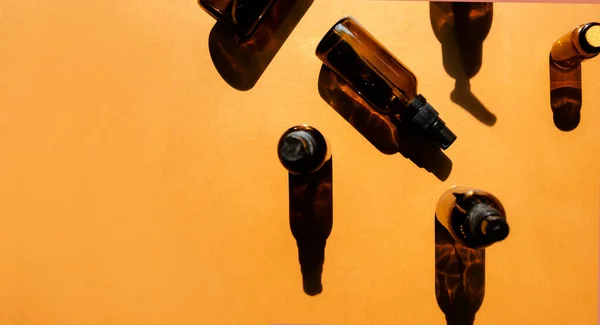Set Herbruikbare Glazen Flessen Voor Gezichtscosmetica Schaduwachtergrond Bovenste Horizontale Weergave — Stockfoto