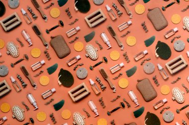 Yüz ve vücut bakımı için modern ve doğal aksesuarlar ve bitkisel kozmetikler. Sıfır atık kavramı ve kişisel bakım için çevre dostu malzemeler. Düz yatay biçim. Üst yatay görünüm 