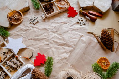 Ev yapımı Noel hediyeleri kavramı. Aletler ve dekorasyonlarla. Zanaat kağıdı ve tahta oyuncaklarla çevre dostu dekorasyonlar. Üst yatay görünüm 