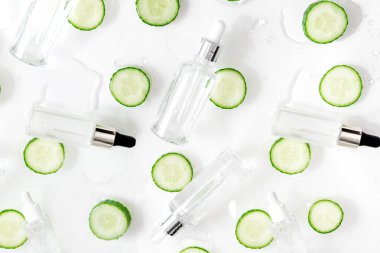 Sıvı kolajen ve hiyalüronik asit içeren cam şişe, hidrasyon derisi. Üst düz görünüm telif uzayı. Soyut su arkaplanı.