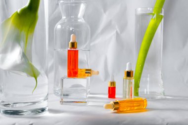 Moda olan abstrak arka planda doğal hiyalüronik serum. Doğal malzemeler ve cilt bakımı konsepti. Yatay görünüm telif uzayı