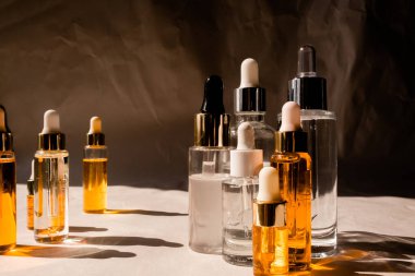 Moda olan abstrak arka planda doğal hiyalüronik serum. Doğal malzemeler ve cilt bakımı konsepti. Haed ışığı ve gölgeler.