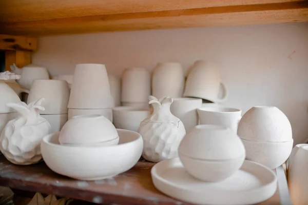 Vases et gobelets en poterie. — Photo