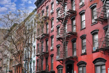 New York, harici yangın merdivenleri olan eski moda apartmanlar.