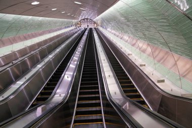 Metro istasyonunda uzun yürüyen merdiven.