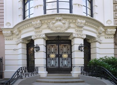 Manhattan 'ın Yukarı Doğu Yakası tarihi Distric bölgesinde Fransız Güzellik Sanatları tarzında zarif bir eski konak ya da apartman binasının girişi