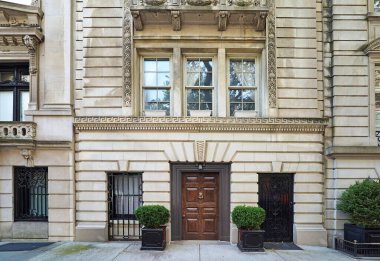 Manhattan tarihi bölgesinin Yukarı Doğu Yakası bölgesinde Fransız Güzellik Sanatları tarzında zarif eski kasaba evleri ya da apartmanlar.