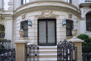 Manhattan tarihi bölgesinin Yukarı Doğu Yakası bölgesinde Fransız Güzellik Sanatları tarzında zarif eski kasaba evleri ya da apartmanlar.