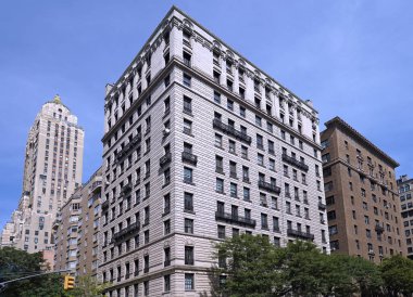 Manhattan 'ın Yukarı Doğu Yakası' ndaki Park Avenue. Zarif eski apartmanlarla dolu bir bulvar.