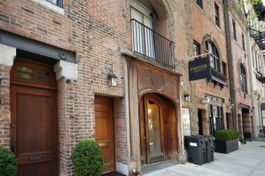 19. yüzyıl eski koç evi Manhattan 'ın Yukarı Doğu Yakası' ndaki mağaza ve dairelere dönüştürülmüş.