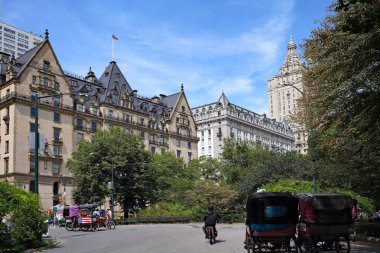 Central Park 'tan, Dakota apartmanının karşısındaki Batı Central Park caddesine çıkan yol.