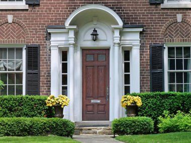  Kepenkli tuğla ev ve tahıllı ön kapı.