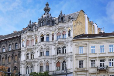 Budapeşte 'de Karoly Bulvarı' ndaki apartman binası, sanatçı Miksa Roth tarafından özenle hazırlanmış fincanlar ve yaldızlı mozaik duvar resimleriyle süslenmiş.