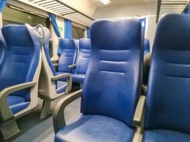 Bir tren ve yolcu olmadan içinde koltuk
