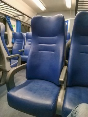 Bir tren ve yolcu olmadan içinde koltuk