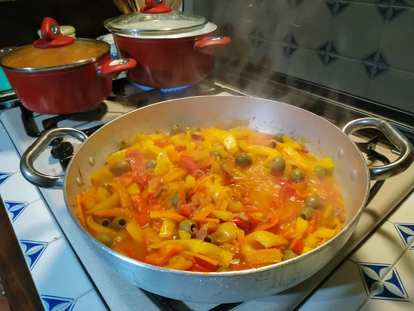 Μαγειρεύετε Πιπεριές Ελιές Μαϊντανό Κρεμμύδια Και Καρότα — Φωτογραφία Αρχείου