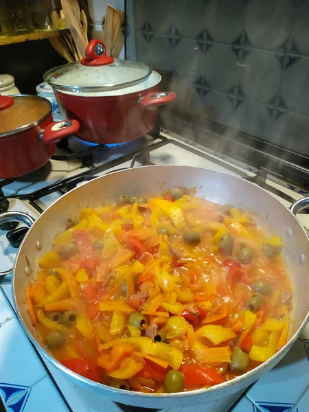 Koken Paprika Met Uien Olijven Peterselie Wortelen — Stockfoto