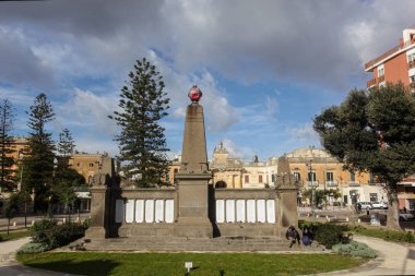 Anıt önünde Porta San Biagio Lecce düşmüş. Tarihi bina şehir Lecce, İtalya'nın mimari Barok başkenti. Lecce 01/06/2019 vasıl 1258: pm. 