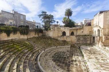 Lecce Roma Tiyatrosu görünümünü. : Salento şehrin tarihi. Güneşli bir gün ve tarihi anıtlar keşfetmek için bulutlar sırasında in Puglia, Lecce şehir ziyaret