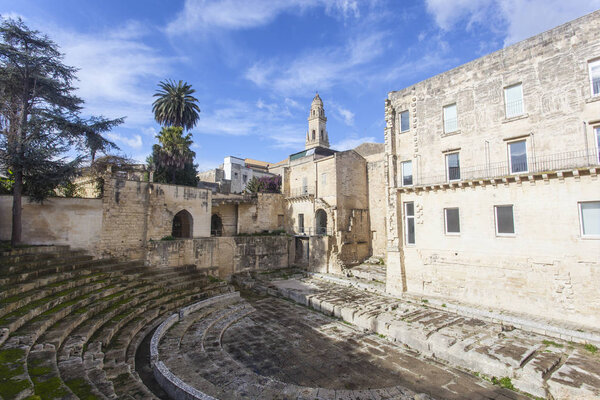 Vista del teatro romano di lecce. storia della citt salentina