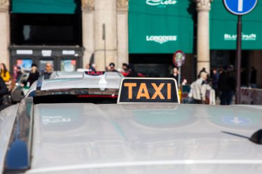 Milano Katedrali Katedrali önünde müşteri bekleyen araba taksiler sırası: Milano, İtalya, 03/30/2019 saat 15:00