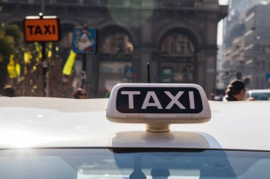 Milano Katedrali Katedrali önünde müşteri bekleyen araba taksiler sırası: Milano, İtalya, 03/30/2019 saat 15:00