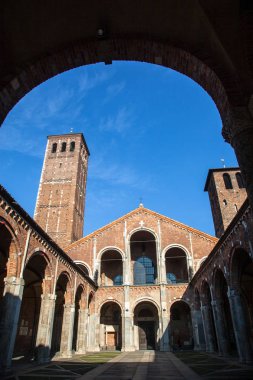 Chiesa di San'ambrogio Milano'da güneşli bir günde, sütunlar ve çan kulesi ile