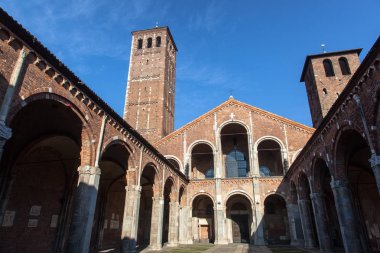 Chiesa di San'ambrogio Milano'da güneşli bir günde, sütunlar ve çan kulesi ile