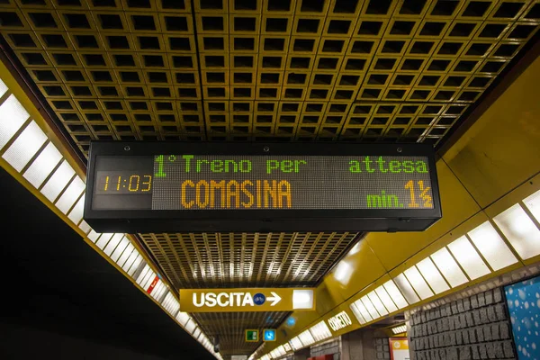 Cartel Electrónico Colocado Techo Del Metro Milán Esperando Que Metro — Foto de Stock
