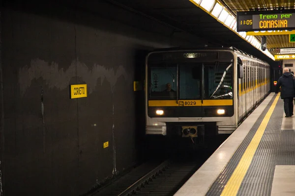 Cartel Electrónico Colocado Techo Del Metro Milán Esperando Que Metro — Foto de Stock