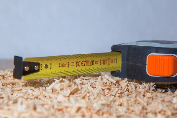带工作工具的木制品 精密工作用胶带测量和木屑 — 图库照片