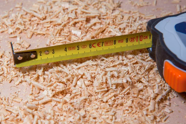 Artesanía Madera Con Herramientas Trabajo Mesa Cinta Métrica Aserrín Madera — Foto de Stock