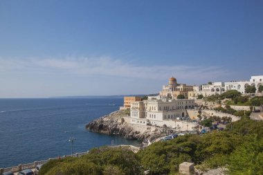 Santa Cesarea Terme Salento Lecce ilinde, Puglia - İtalya, deniz ve ünlü Palazzo Sticchi manzaralı