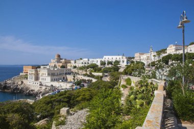 Santa Cesarea Terme Salento Lecce ilinde, Puglia - İtalya, deniz ve ünlü Palazzo Sticchi manzaralı