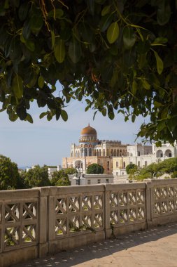 Santa Cesarea Terme Salento Lecce ilinde, Puglia - İtalya, deniz ve ünlü Palazzo Sticchi manzaralı