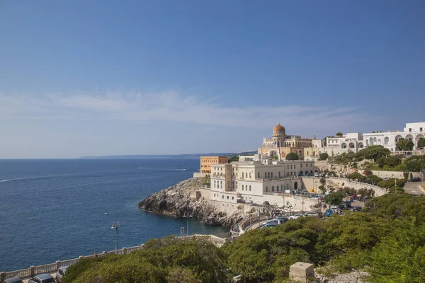 Santa Cesarea Terme Salento Lecce ilinde, Puglia - İtalya, deniz ve ünlü Palazzo Sticchi manzaralı