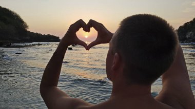 Endonezya 'da güzel bir şelale, Bali Adası. Şelaleye yaklaşan hava kayıtları..