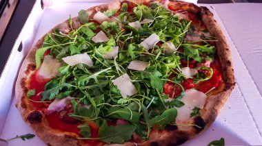 Yeşil yapraklı kırmızı çilek çalısı.