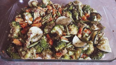 Yeşil yapraklı kırmızı çilek çalısı.