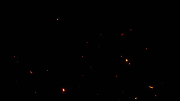 Parlayan yangın uçan bir siyah arka plan 4 k ile kıvılcım