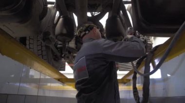 otomatik mekanik kamyon süspansiyon onarır