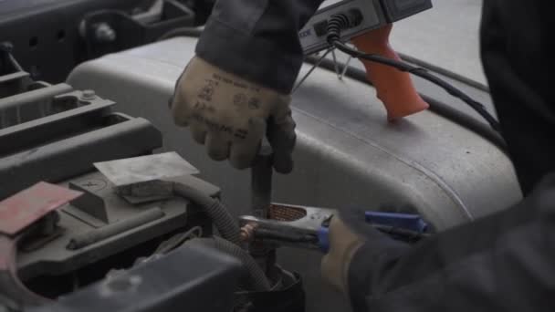 Auto mecánico reparación de la batería del camión — Vídeo de stock