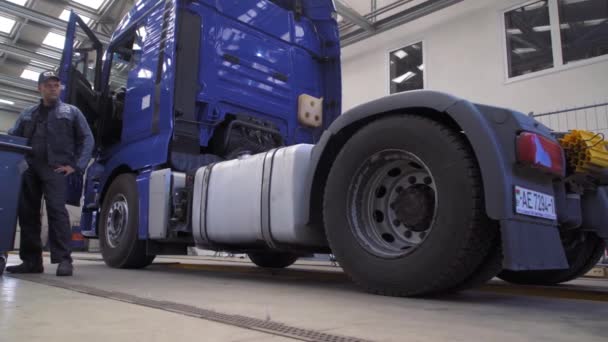 Mechanik provádí diagnostika zavěšení truck — Stock video