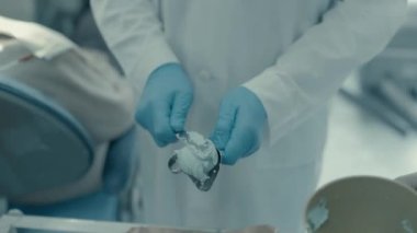 Doktor diş hekimi bir döküm yapar